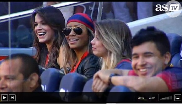 Rafaella Beckran acompanhou a apresentação de Neymar no Barcelona ao lado da namorada do jogador, a atriz Bruna Marquezine
