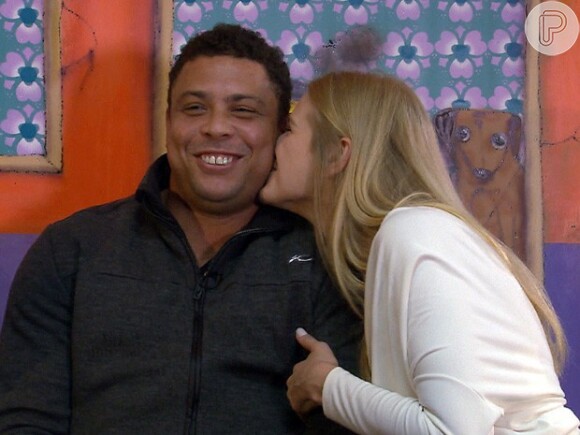 Celina Locks e Ronaldo participam do programa 'Altas Horas', da TV Globo, deste sábado, 6 de maio de 2015