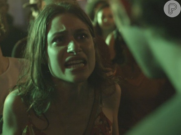 Laís (Luisa Arraes) defende Rafael (Chay Suede) quando uma colega de sala desdenha do rapaz por causa do vídeo, na novela 'Babilônia'
