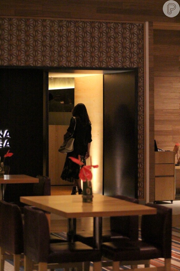 Juliana Paes foi clicada entrando em restaurante especializado em culinária japonesa