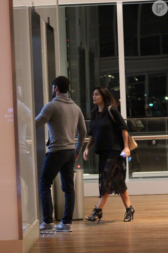 Juliana Paes e o marido, Carlos Eduardo Baptista, passearam por shopping da Zona Oeste do Rio