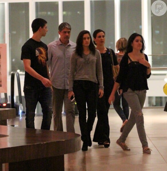 Fátima Bernardes e William Bonner passeiam com Vinícius, Laura e Beatriz em shopping do Rio de Janeiro