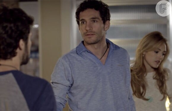 Pedro (Jayme Matarazzo) é hostil com Felipe (Michel Noher) na comemoração do aniversário de Luís (Thiago Rodrigues) e Laila (Maria Eduarda de Carvalho), e os dois brigam, ne novela 'Sete Vidas'