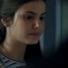 'Verdades Secretas': Arlete (Camila Queiroz) entra no banheiro masculino ao correr para lavar o rosto após sofrer bullying na escola