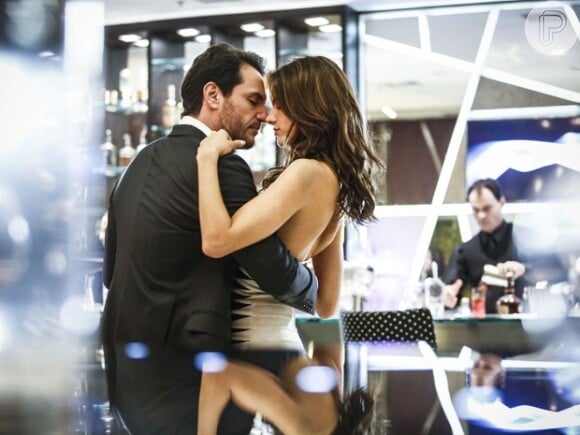 Alex (Rodrigo Lombardi) e Samia ( Alessandra Ambrosio) estão juntos há um ano, mas o empresário não se envolve no relacionamento