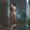 Alex (Rodrigo Lombardi) e Samia (Alessandra Ambrosio) fazem amor em cena da novela 'Verdades Secretas'