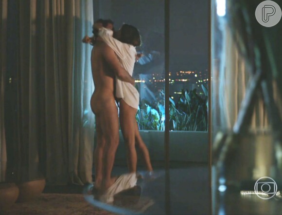 Alex (Rodrigo Lombardi) e Samia (Alessandra Ambrosio) fazem amor em cena da novela 'Verdades Secretas'