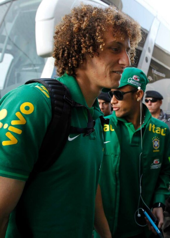 Neymar chega a Porto Alegre ao lado do zagueiro David Luiz