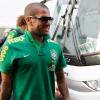 Lateral Daniel Alves, companheiro de Neymar no Barcelona, chega a Porto Alegre com equipe