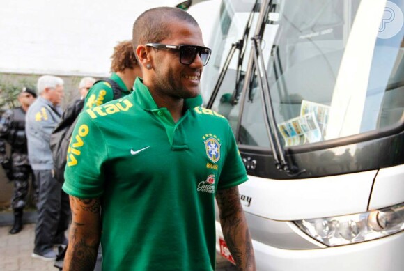 Lateral Daniel Alves, companheiro de Neymar no Barcelona, chega a Porto Alegre com equipe