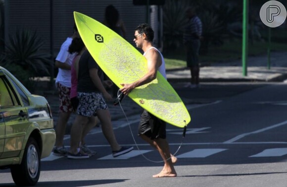 Para manter a forma, além da caminha pela orla do Rio e pedalar, Du Moscovis também pratica surfe