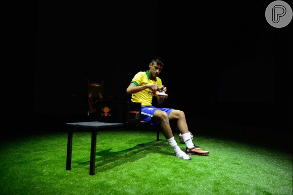 Neymar grava novo comercial de chuteiras, no Rio