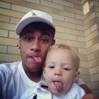 Neymar aproveita folga nos treinos da Seleção para visitar o filho, Davi Lucca