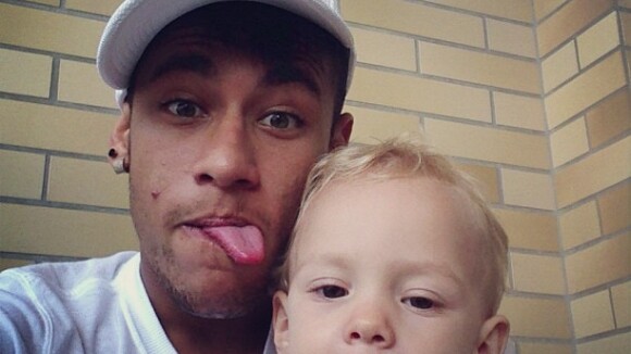 Neymar aproveita folga nos treinos da Seleção para visitar o filho, Davi Lucca