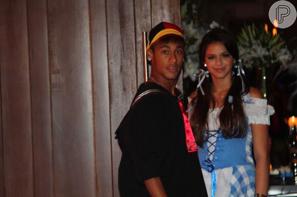 Bruna Marquezine e Neymar aparecem fantasiados no aniversário do cantor Thiaguinho