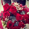 Bruna Marquezine posta foto de buquê de flores que recebeu neste Dia dos Namorados