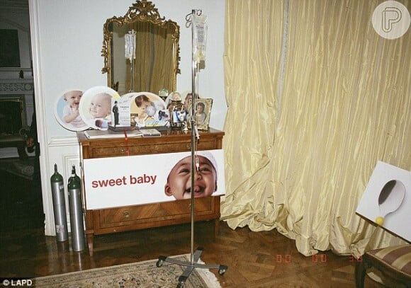 Numerosas fotos de bebês ornamentavam o quarto de Michael Jackson