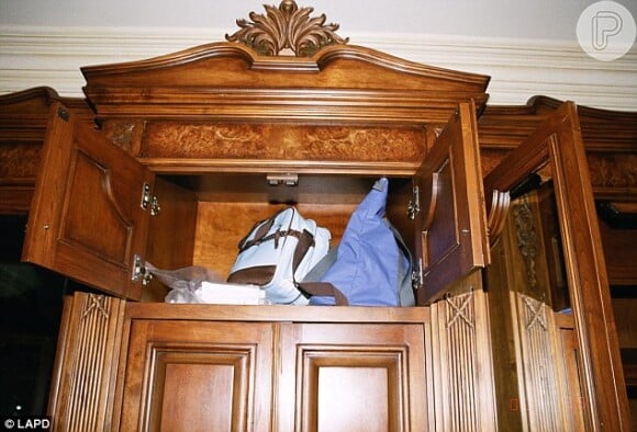 É possível identificar uma maleta de médico dentro do armário de Michael Jackson, que poderia ser de Conrad Murray