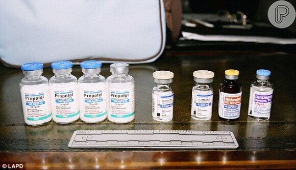No quarto de Michael Jackson foram encontrados vários vidros de Propofol e frascos de comprimidos