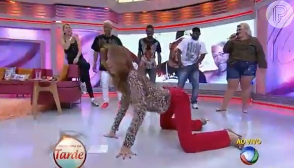 A filha da Garota de Ipanema mostrou o seu lado dançarina no 'Programa da tarde', exibido em abril deste ano, na TV Record. Ela ficou de quatro no chão e requebrou ao som do funk 'Quadradinho de Oito'