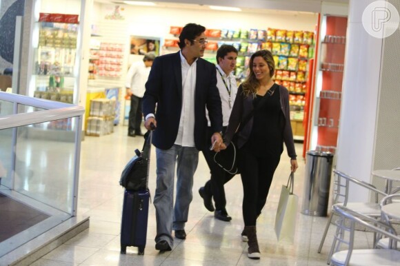 Na última terça, Luciano e Lohanna foram fraglados usando aliança na mão esquerda, em aeroporto do Rio