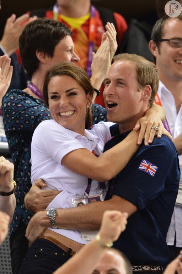 Muitas celebridades parabenizaram nas redes sociais o príncipe William e a mulher, Kate Middleton pela vinda do filho do casal, em dezembro de 2012