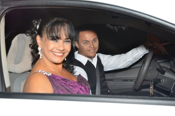 Solange Couto prestigia o casamento de Bárbara Borges com o empresário Pedro Delfino