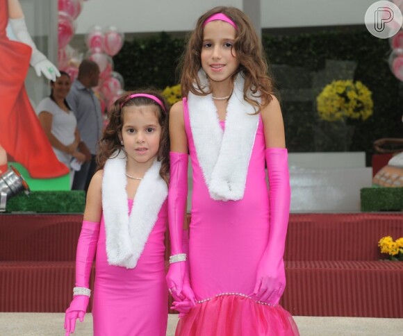 Filhas de Rodrigo Faro, Clara e Maria, se vestem de Miss Pig em festa temática