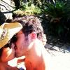 Carol Nakamura publica foto beijando Sidney Sampaio para comemorar o retorno do namoro