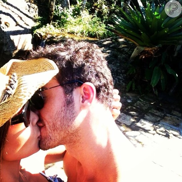 Carol Nakamura publica foto beijando Sidney Sampaio para comemorar o retorno do namoro