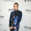 Jennifer Lopez chamou a atenção dos fotógravos com o vestido azul que usou no baile da amfAR, em Nova York