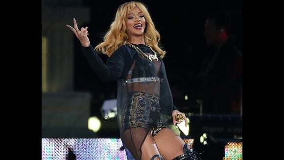 Rihanna admite ter batido em fã com microfone: 'Foi de propósito'