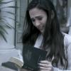 Valdirene (Tatá Werneck) lê o Salmo 23 na Bíblia, em cena de 'Amor à Vida', em 21 de junho de 2013