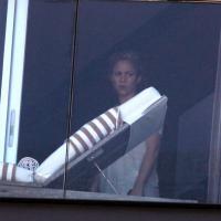 Shakira aparece na sacada do hotel onde está hospedada, no Rio