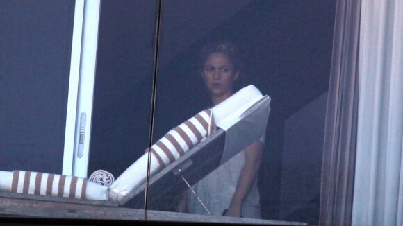 Shakira aparece na sacada do hotel onde está hospedada, no Rio