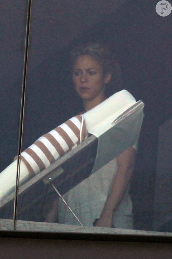 Shakira aparece com uma camisa branca simples