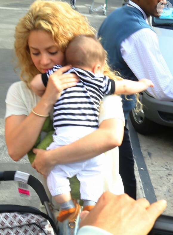 Shakira desembarca no Rio de Janeiro com o filho, Milan, de quatro meses