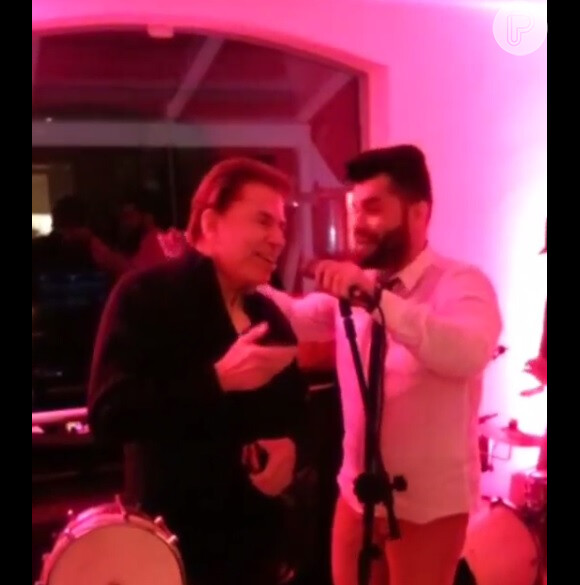 Silvio Santos cantou música de Adoniran Barbosa em festa realizada em sua casa, no final de semana