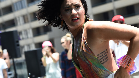 Demi Lovato leva tombo durante show em pool party: 'Nada legal para o verão'
