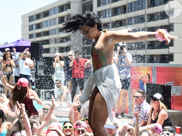 Demi Lovato escorregou no piso molhado do palco improvisado na beira de uma piscina
