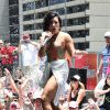 Demi Lovato leva tombo durante show em pool party: 'Nada legal para o verão', neste domingo, 5 de julho de 2015