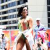 Demi Lovato se apresentou com maiô cavado e sandálias coloridas de salto alto