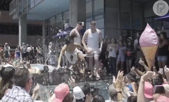 Demi Lovato caiu enquanto se apresentava à beira de uma piscina, em um clube de Los Angeles, nos Estados Unidos