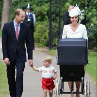Príncipe George usa roupinha de R$ 415 no batizado da princesa Charlotte