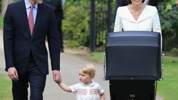 Príncipe George usa roupinha de R$ 415 no batizado da princesa Charlotte