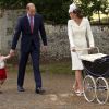 Príncipe William, a duquesa Kate Middleton e o pequeno George foram a pé da casa de campo da família até a igreja de Santa Maria Madalena, mesmo local onde a princesa Diana, avó da menina, foi batizada