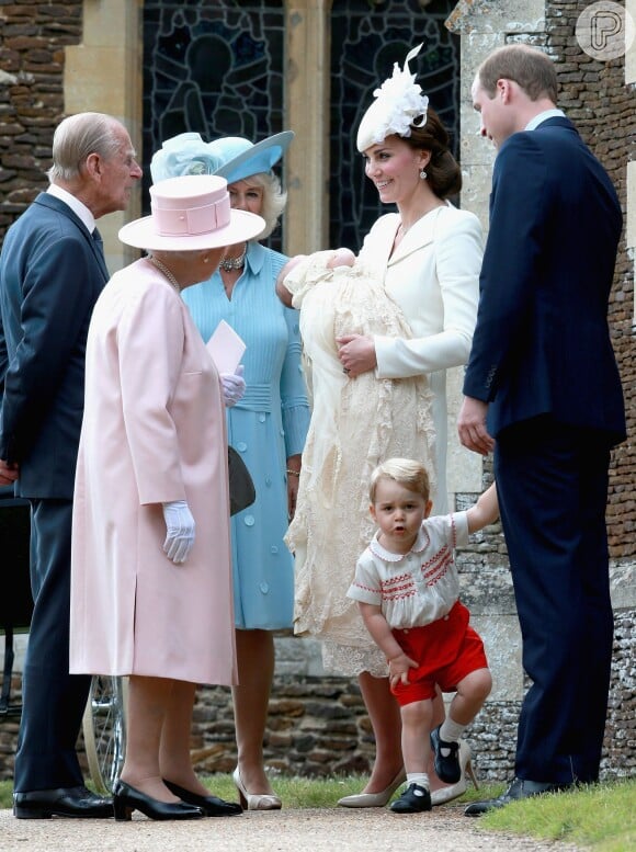 George usou o cojunto de short vermelho e blusa branca com bordados da grife infantil britânica Rachel Riley