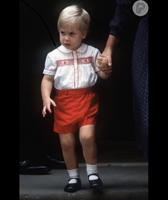O roupinha lembra a mesma que o príncipe William usou há 30 anos, quando ele visitou o bebê Harry no hospital.