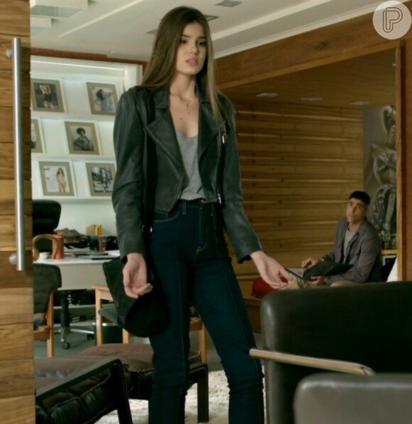 O novo estilo de Angel (Camila Queiroz) também inclui cintura alta, como a calça jeans da Amapô