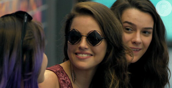 Os óculos com recortes de Giovanna (Agatha Moreira) foram garimpados no brechó B. Luxo, em São Paulo
